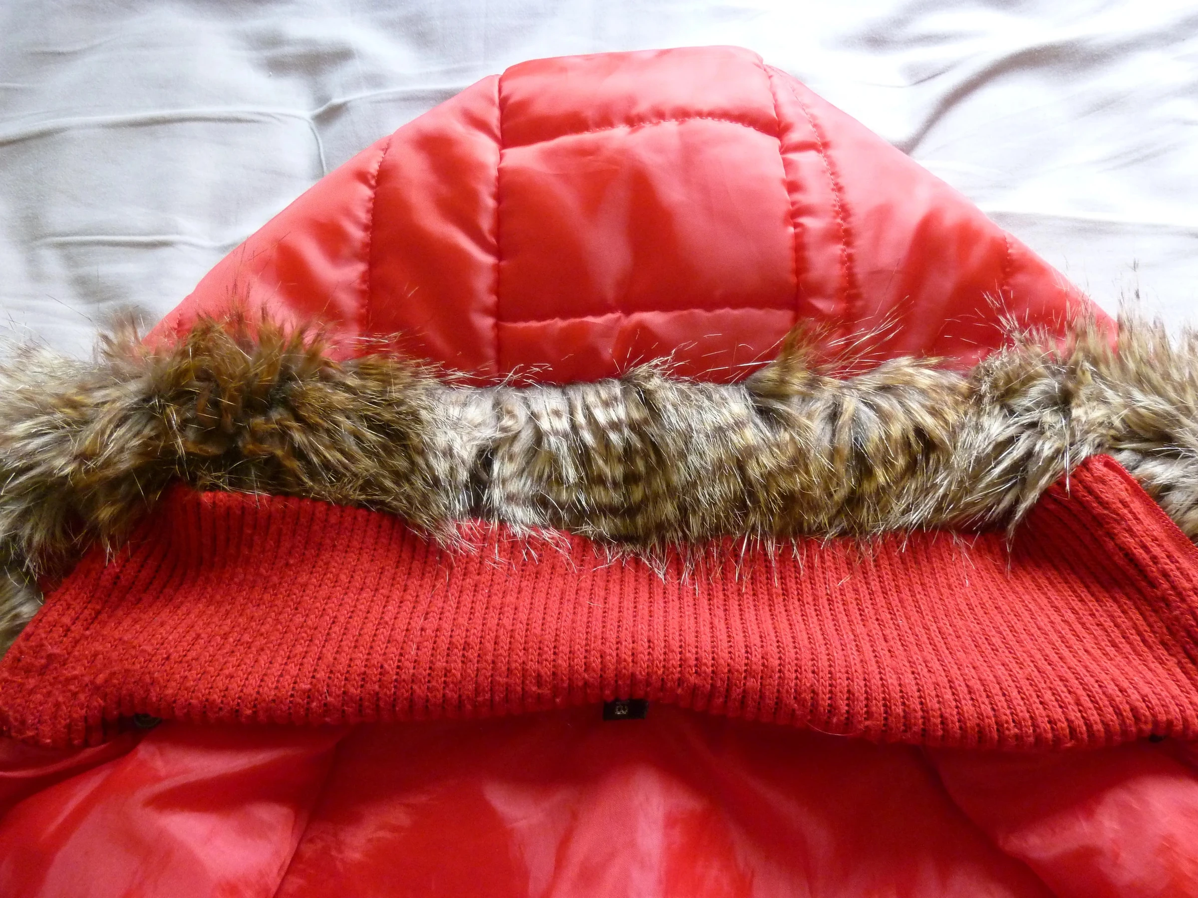 Sleeveless down jacket with hood – photo 3